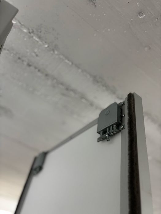 Brand new walk-in wardrobe (roupeiro com portas de correr)