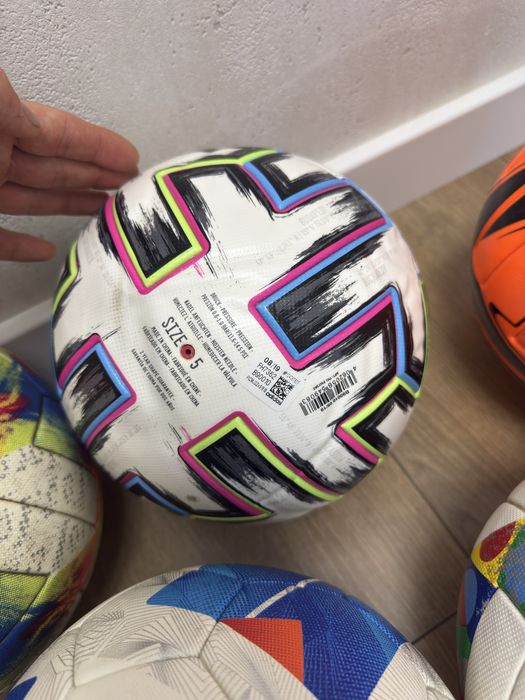 Футбольні мячі adidas