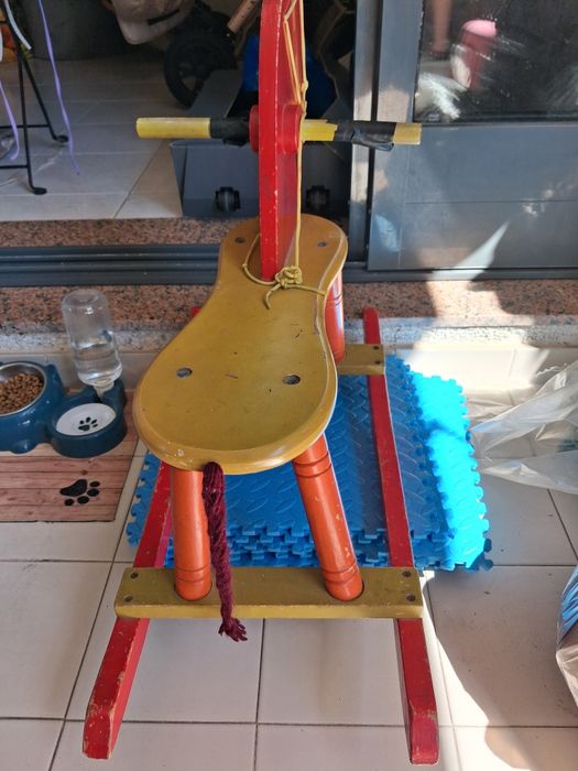 Cavalo de baloiço em madeira feito à mão