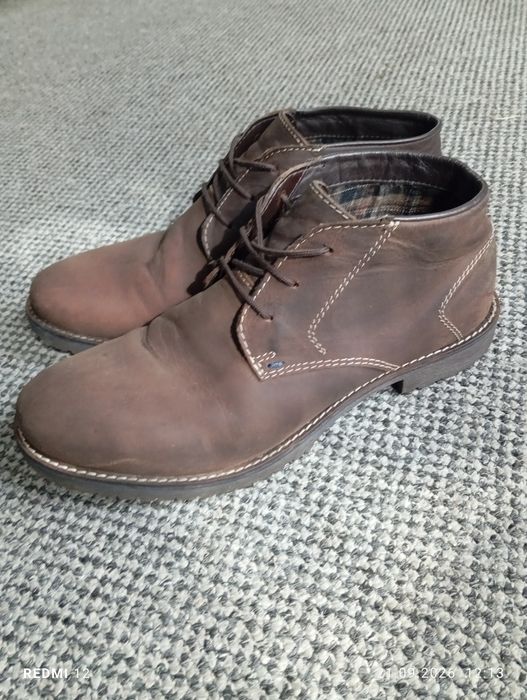 męskie trzewiki typu chukka (desert boots) wykonane z brązowej skóry nubukowej r. 43