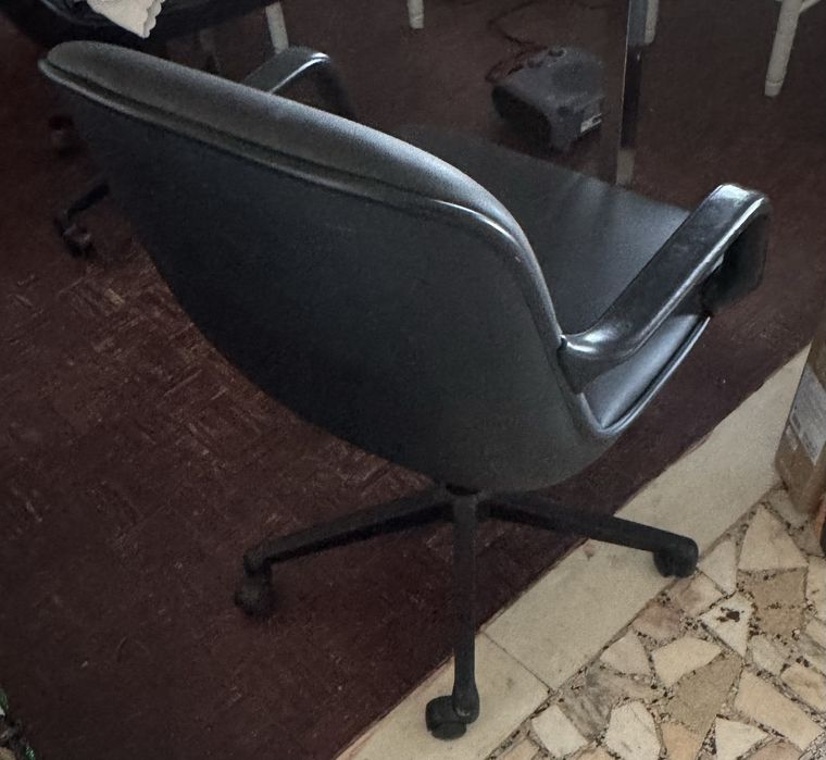 2 cadeiras e uma banqueta