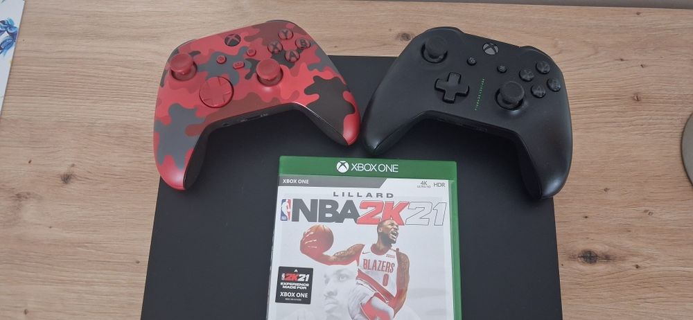 Xbox one X 1000 gb/1tb + zestaw kabli + gra + 2 pady