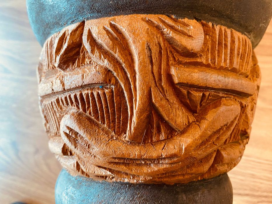 Djembé senegalês gigante - corpo de madeira esculpida e pele natural.