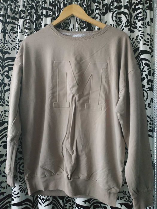 bluza z wypukłą literą M cappucino  BLM