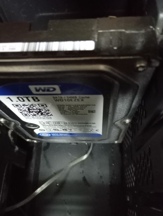 PC torre com disco e borde