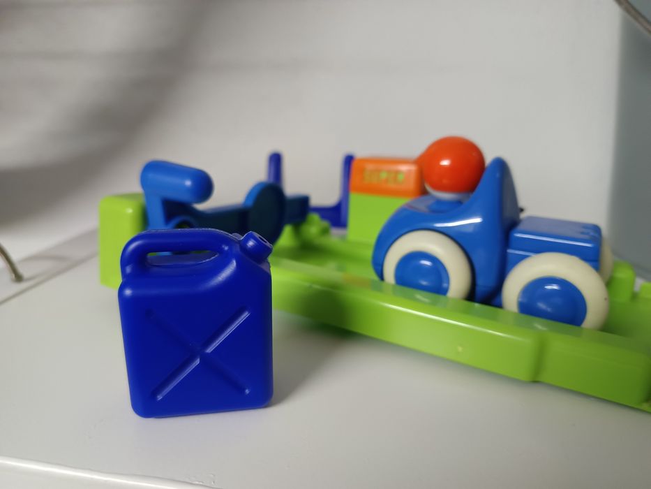 Carro e bomba de gasolina