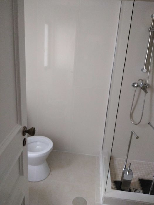 Arrenda-se casa mobilada ao ano.