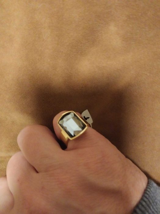 Кольцо новое Tamaris с камнем