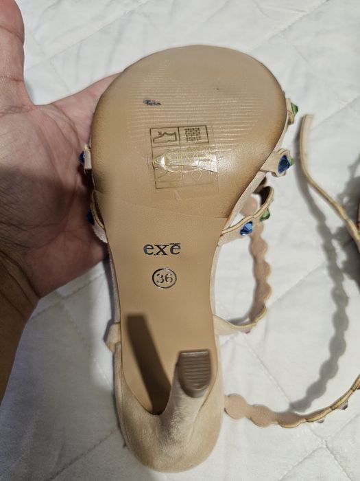 Sandálias NOVAS tamanho 36 da marca EXE