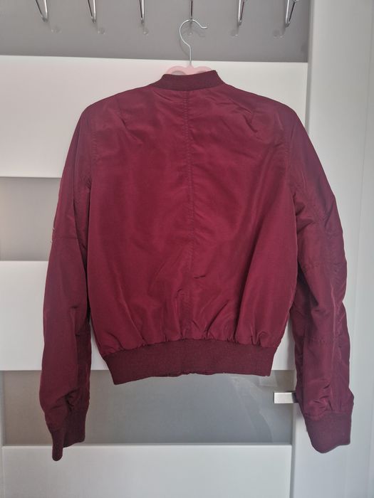 Bordowa kurtka bomberka Stradivarius