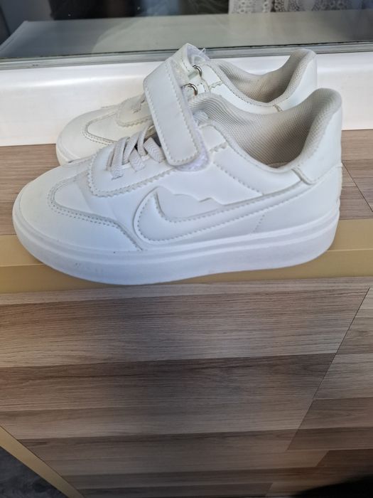 Дитяче взуття на дівчинку