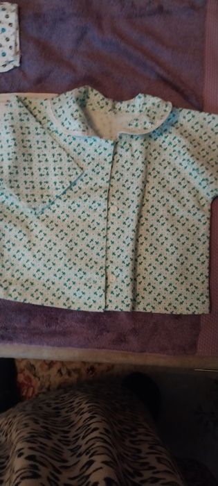 Детские ползунки и распашонки