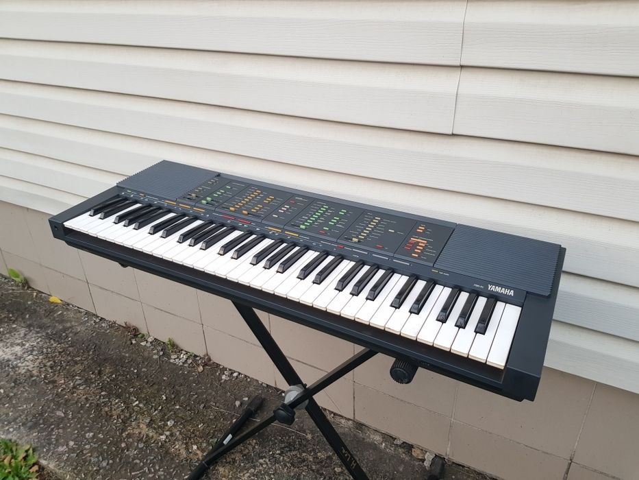 Синтезатор YAMAHA YPT-220/PSR 70 на 61 динамічну клавішу, б/у
