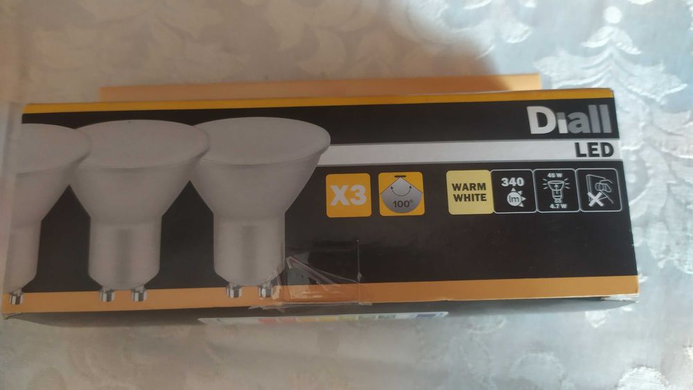 Komplet nowych żarówek Diall LED 340 w kartonie