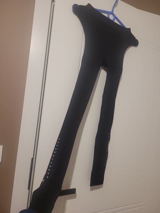 Legginsy czarne r. 1/2 gr. 60 ze srebną aplikacją z boku  v