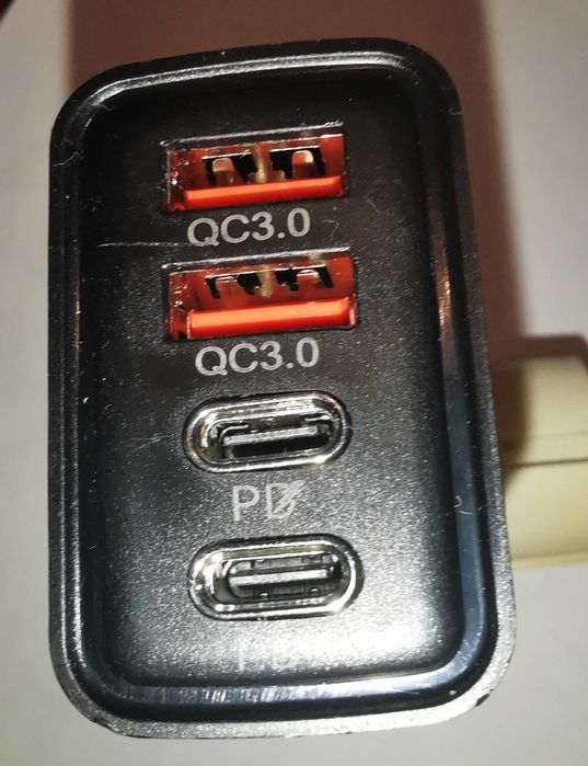 У продажу зарядне для смартфона