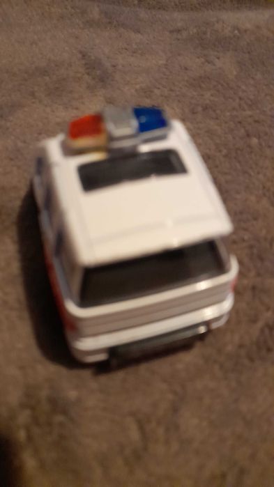 zabawka małe autko ambulance białe