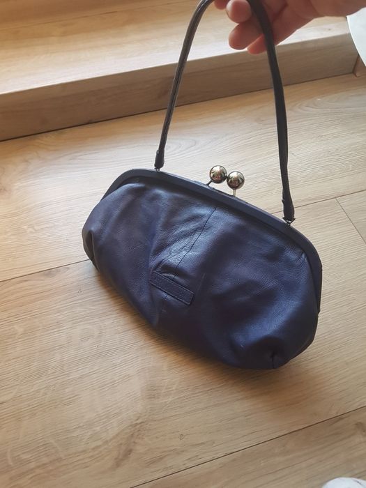 Granatowa torebka damska marki Rocha John Rocha.