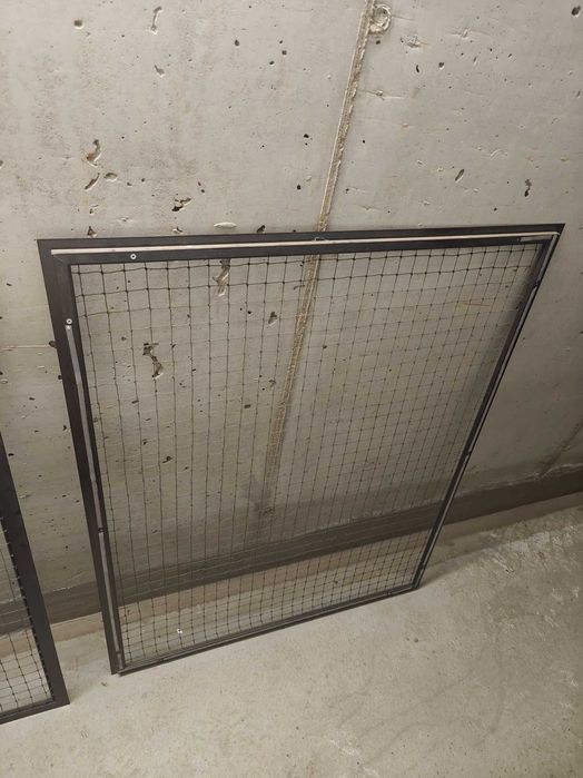 Rama z siatką zabezpieczającą np dla kotów