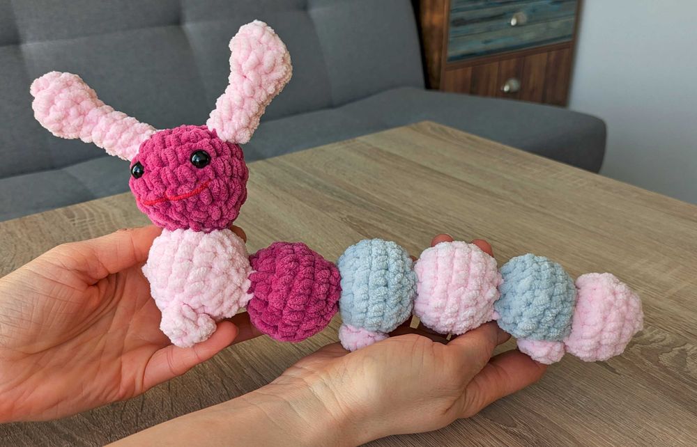 Ręcznie robiona maskotka – Gąsienica z włóczki