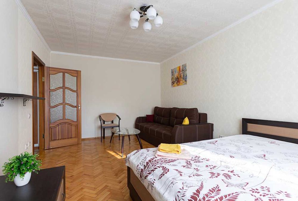 Тихий центр, Печерськ // Лавра.