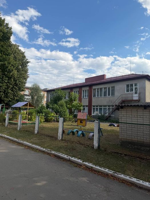 Продам цегляний 2 поверховий  будинок  в  селі  Оженин біля Острога.