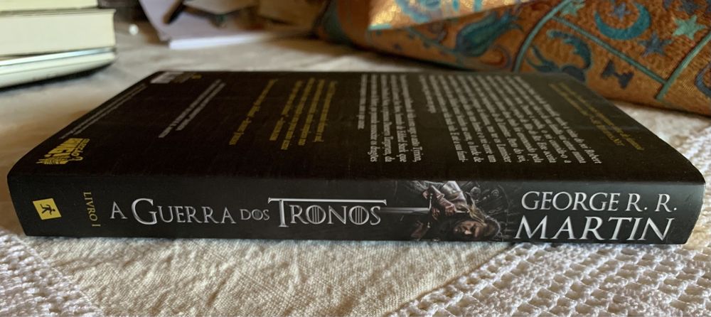 Livro “A Guerra dos Tronos” de George R. R. Martin