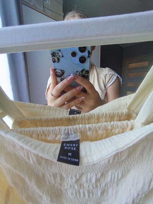 Zwiewna sukienka w kolorze pastelowego żółtego