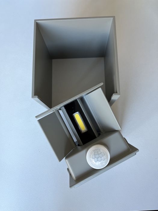 Candeeiro exterior com sensor