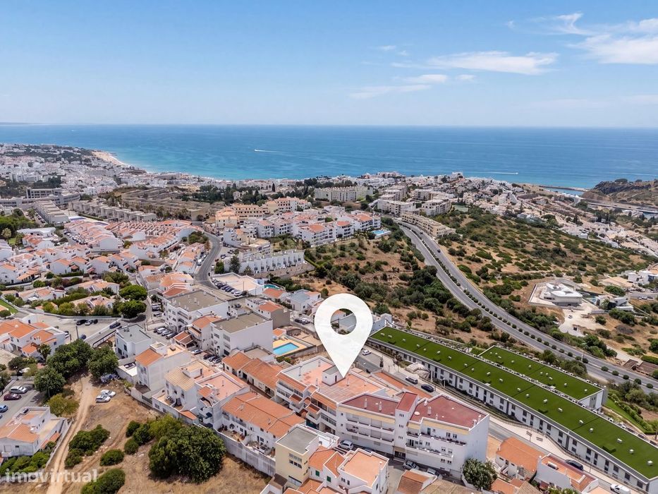 T0+1 Renovado com Armazém de 105 m² e Logradouro Privado em Albufeira