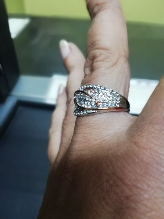 Anel de senhora com vidros brancos