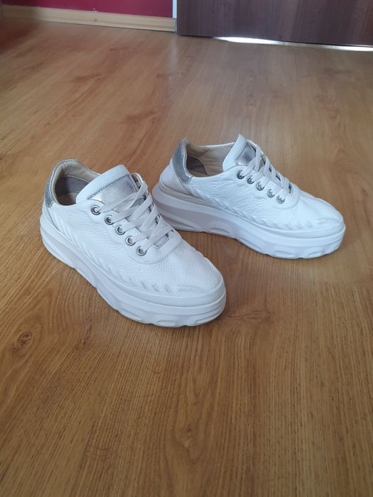 Białe sneakersy Saway