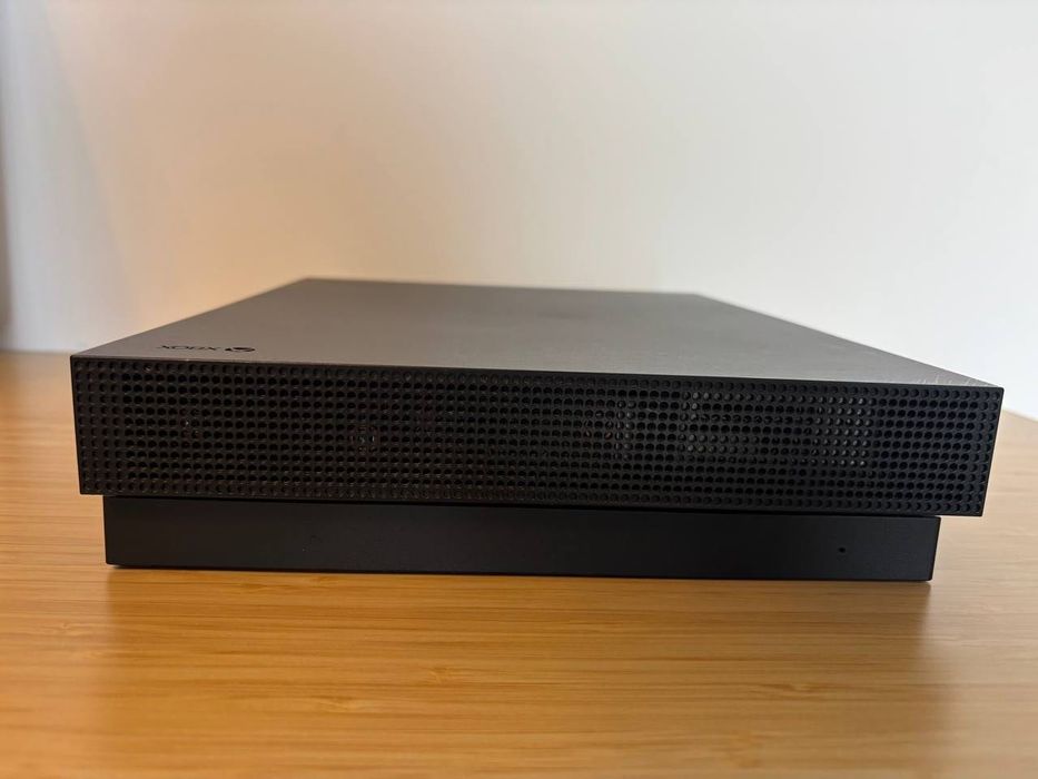 Konsola Xbox One X 500 gb + Pad