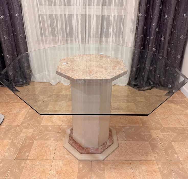 Mesa de jantar oitavada com base de mármore e tampo de vidro