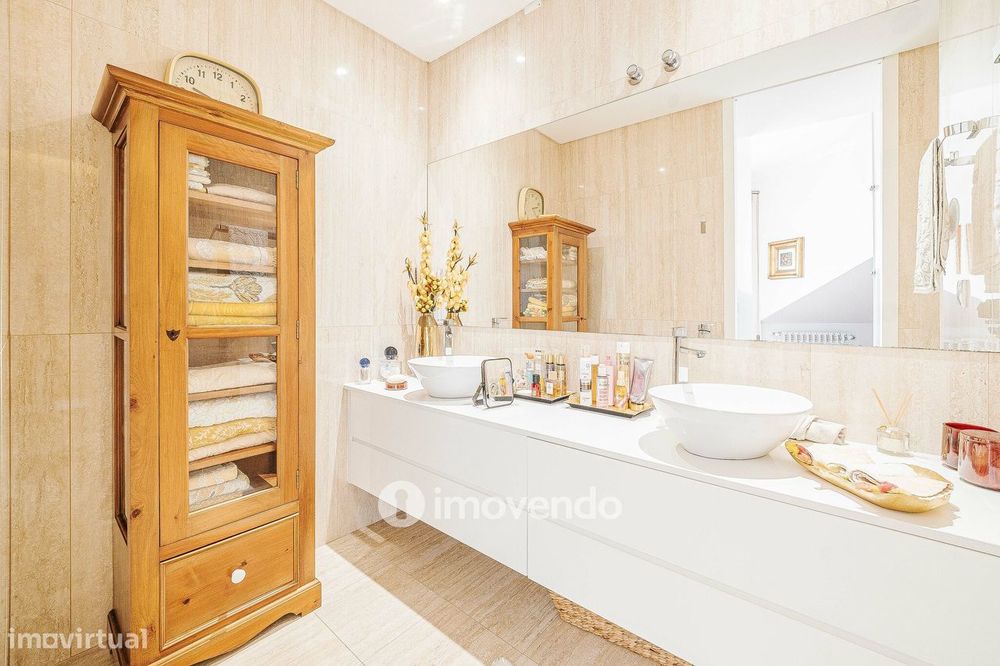 Apartamento T3 Duplex, com estacionamento, no Condomínio do Loural