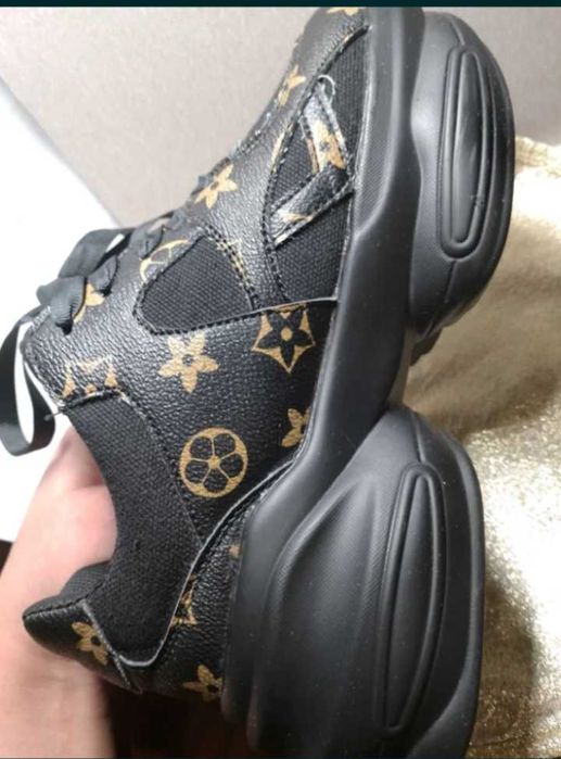 Жіноче взуття, жіночі кросівки на високій підошві