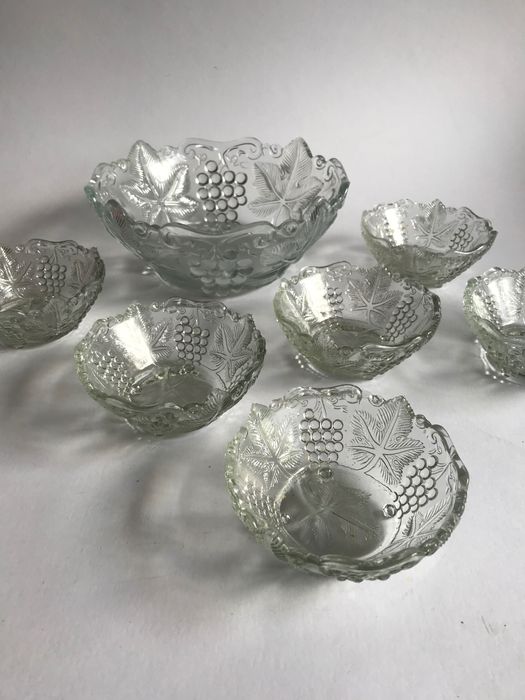 Saladeira e taças de vidro