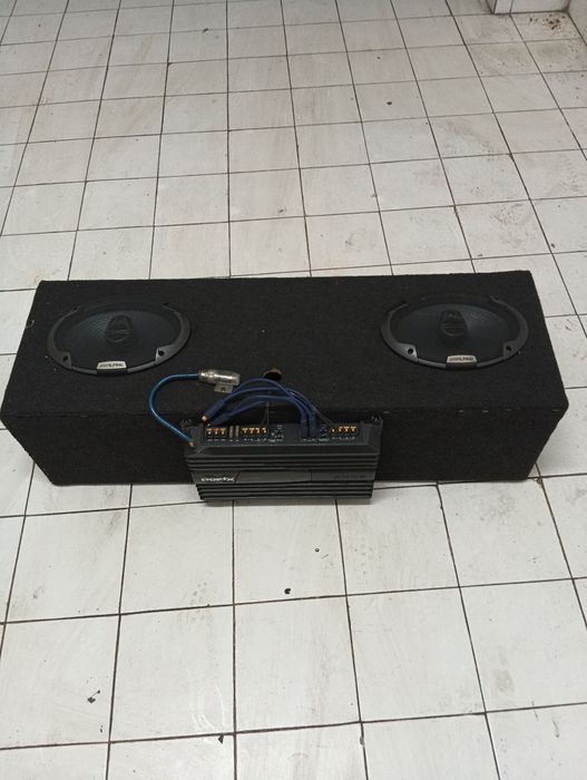 Caixa de som com amplificador e colunas, radio