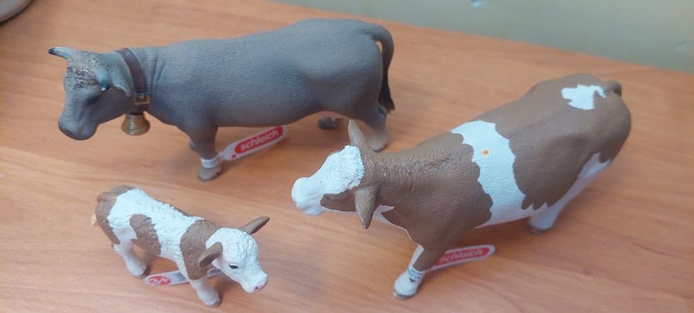 Trzy figurki Krowy schleich