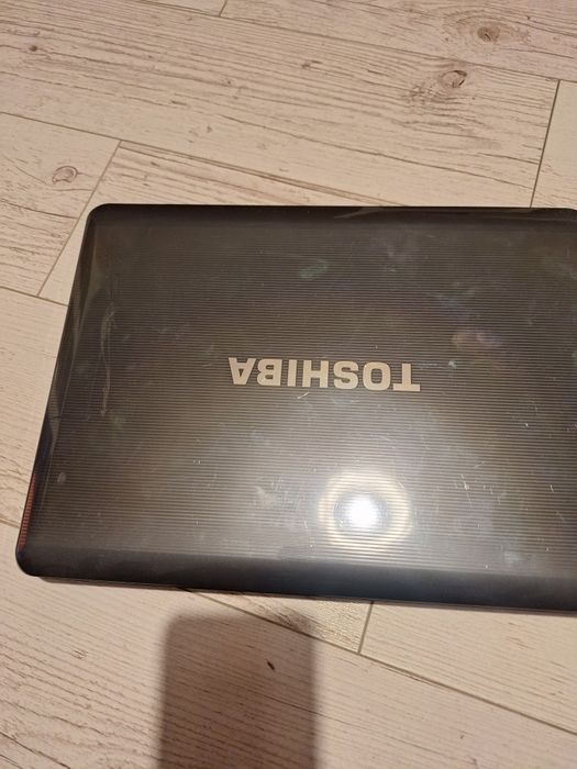 Sorzedam laptop tochiba