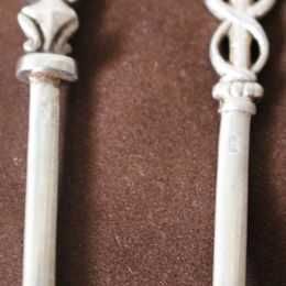 Invulgar conjunto de 12 espetos com banho de prata