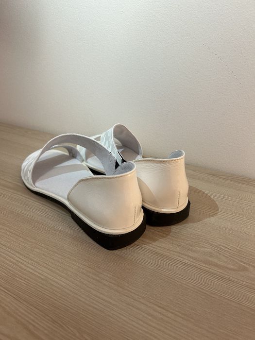 Білі босоніжки..