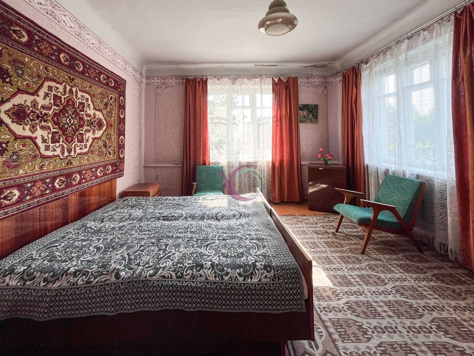 Продається окремостоячий будинок  з садом та гаражем на території.