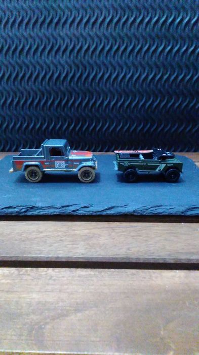 Miniatura Jeep Scrambler e Land Rover