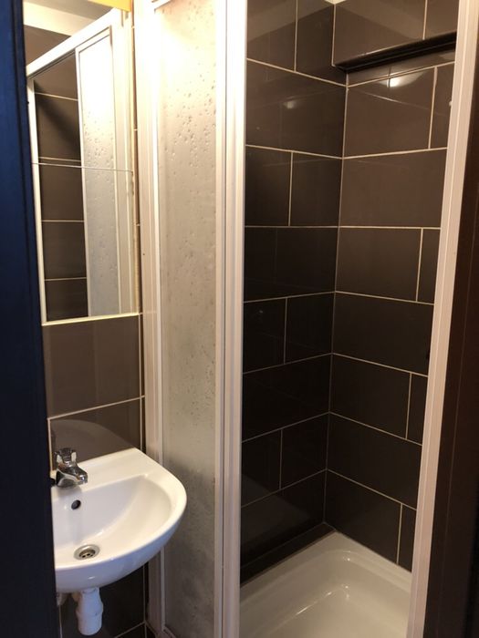 Hostel pokoje z łazienkami  i mieszkania tv lodówki  parking wi-fi .