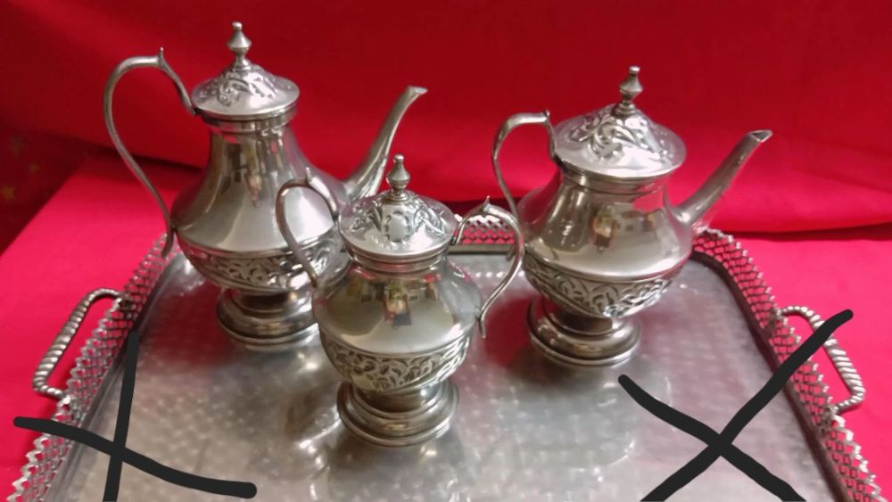 Conjunto de tabuleiro e bules em casquinha
