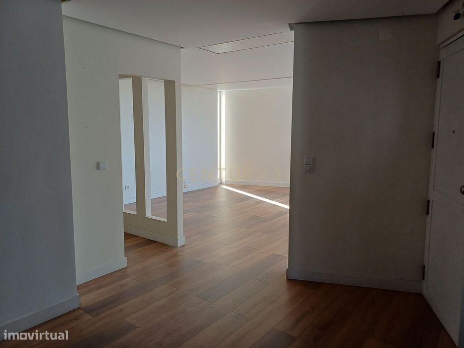 Apartamento T4 remodelado e com varandas frente ao Spacio Shopping dos