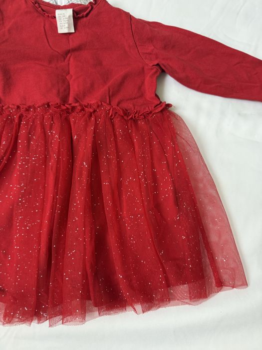 Zestaw sukienek biała w kratę i czerwona z tiulem  Marka NEXT, H&M  Rozmiar 74