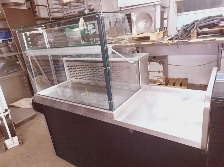 Balcão refrigerado com vitrine e covetes