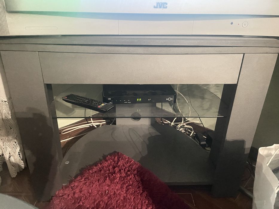 Televisao em funcionameto e movel de TV em bom estado